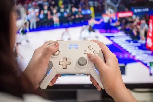 NBA 2K22游戏手柄推荐：性能价格优选，四款热门手柄解析
