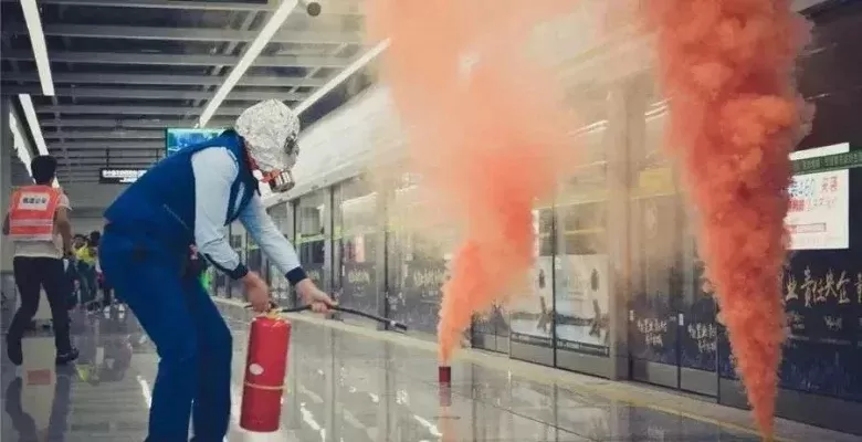 地铁逃生小碎步走法：保持平衡快速撤离技巧